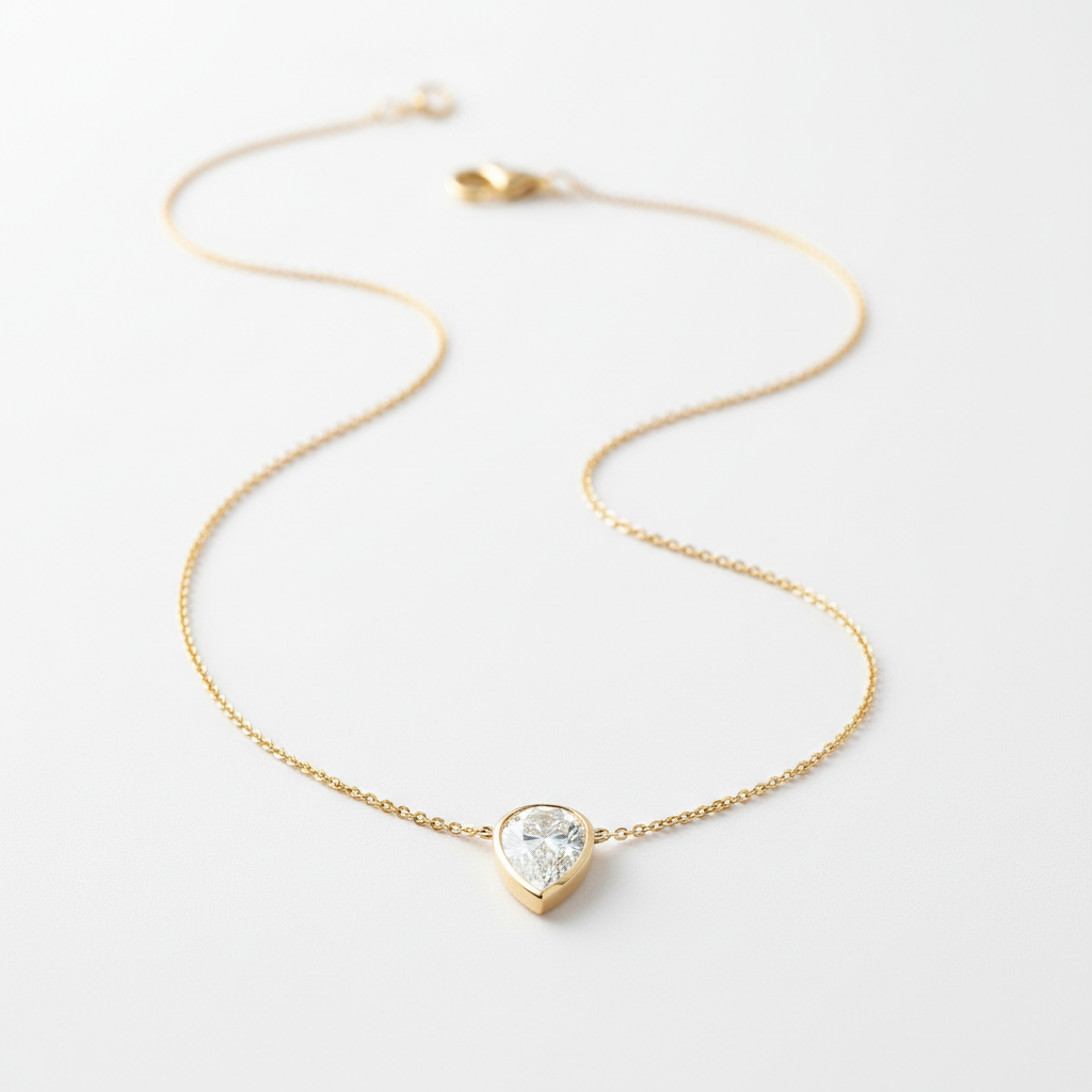 Collar dorado con dije de diamante